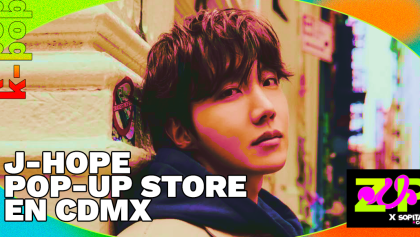 Imagen promocional de la Pop-Up Store de J-Hope en la Ciudad de México, con el artista surcoreano posando en una calle con tonos vibrantes y el logo de Sopitas.