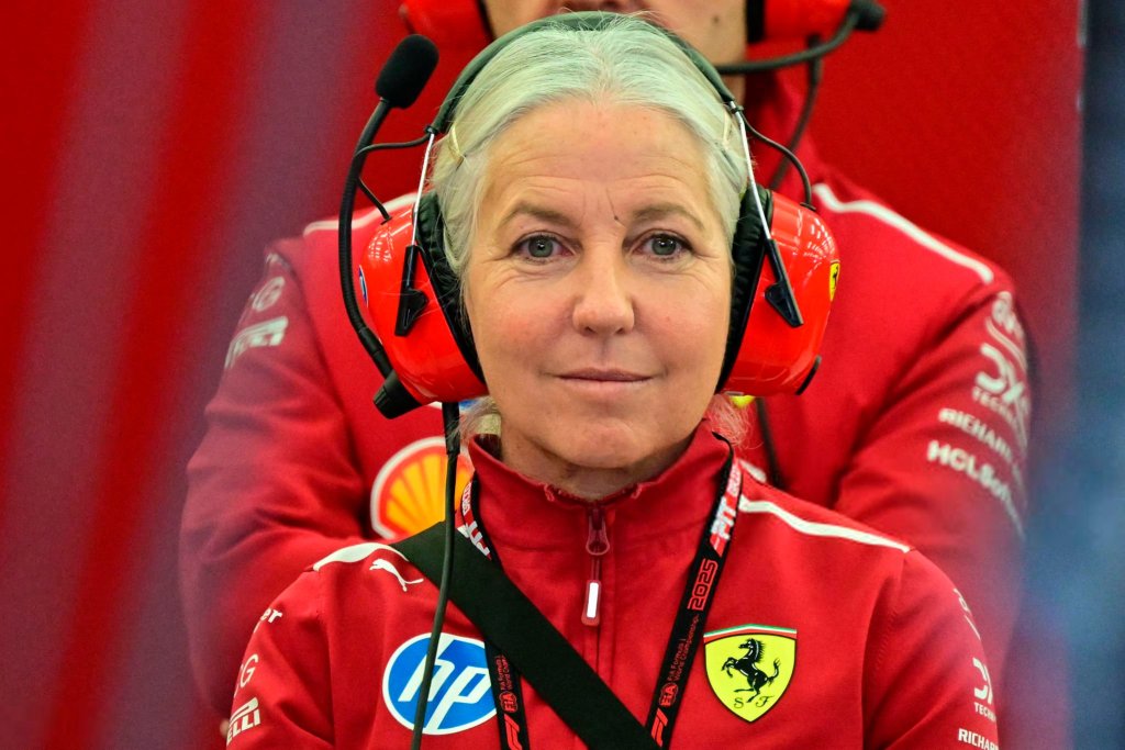 Angela Cullen en Ferrari