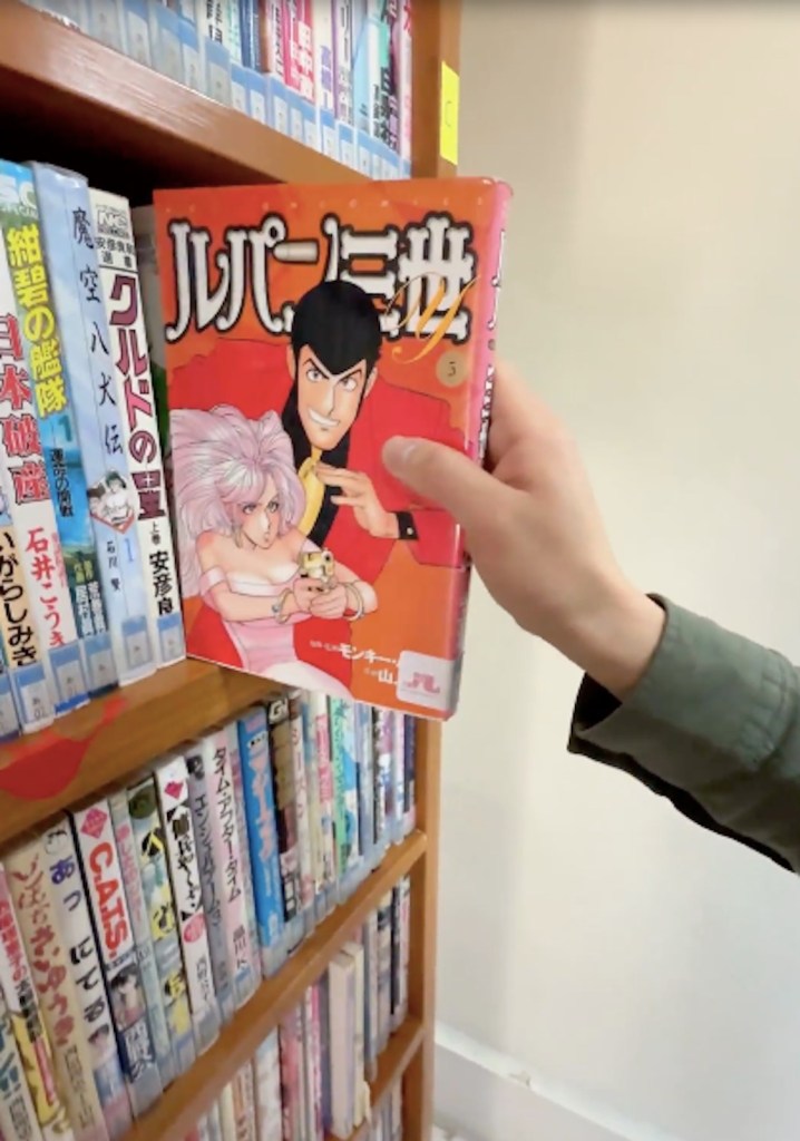 La mayoría de los mangas están en japonés pero hay también algunos en español.