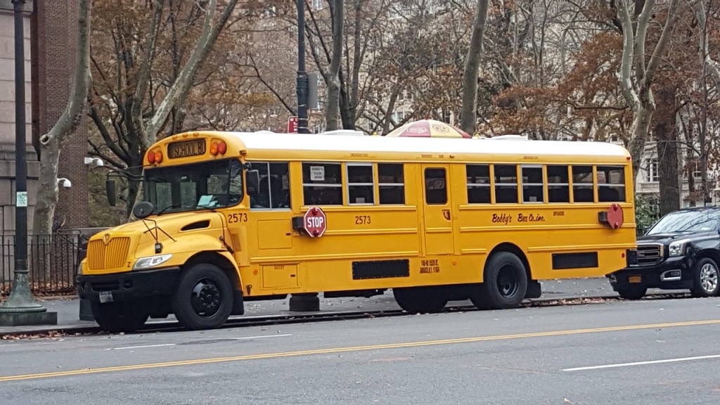 Chofer de autobús escolar de Pensilvania prohíbe hablar español a estudiantes