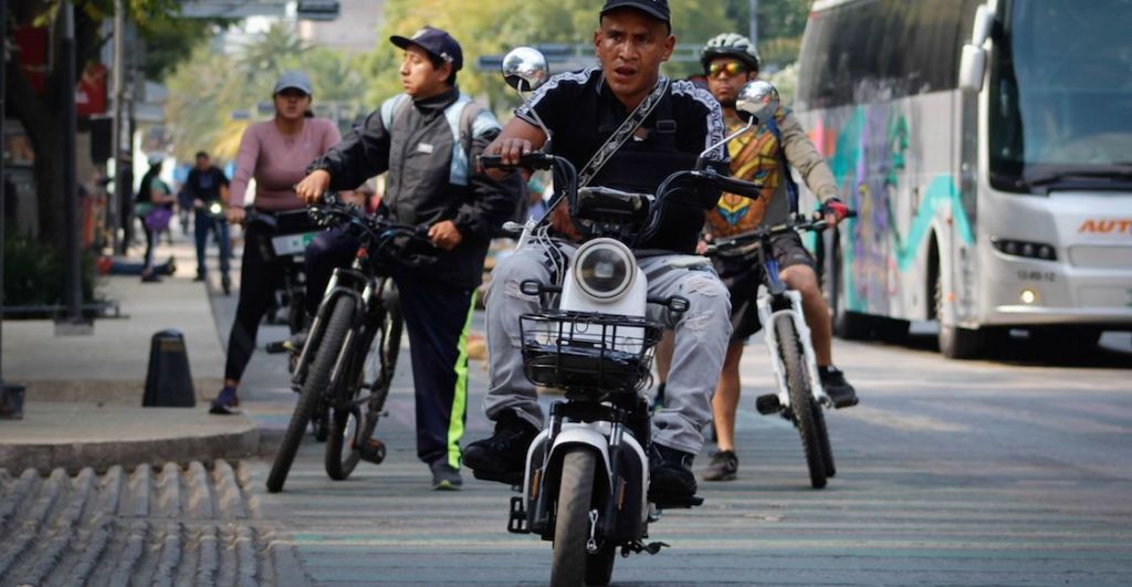 Quieren prohibir las bicis eléctricas y scooters con multas en las ciclovías de CDMX