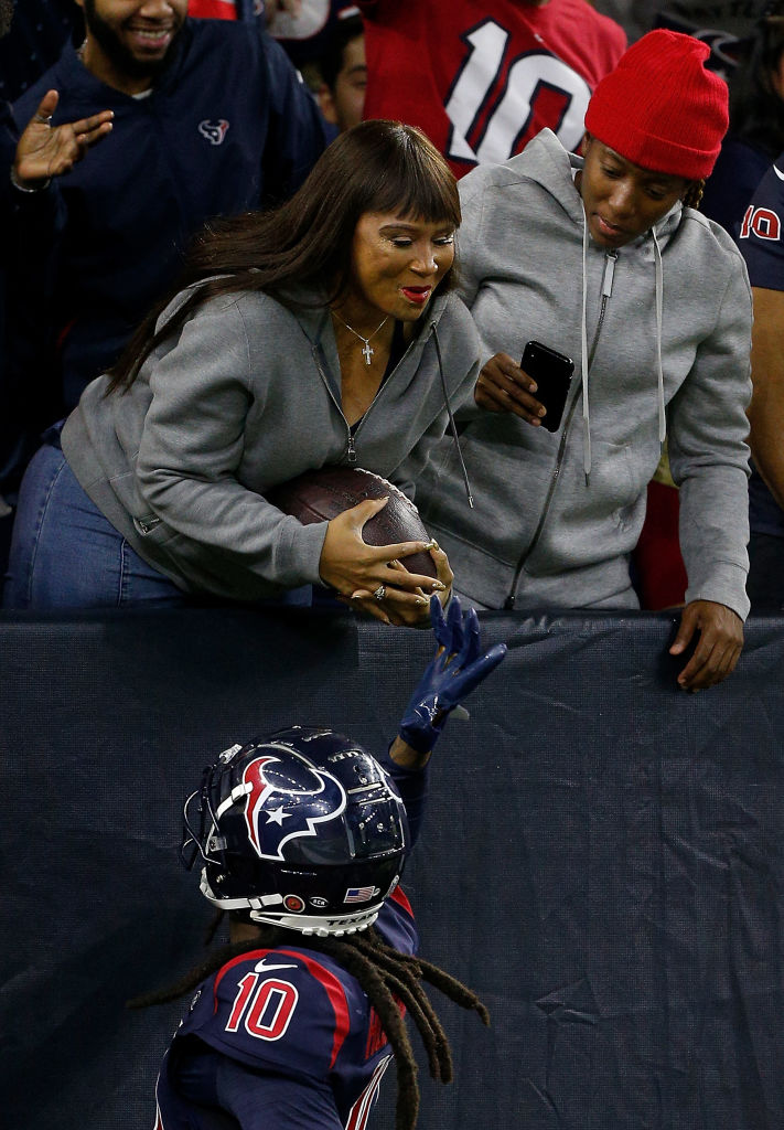 DeAndre Hopkins y la chamarra que usará en el Super Bowl 2025 en honor a su padre