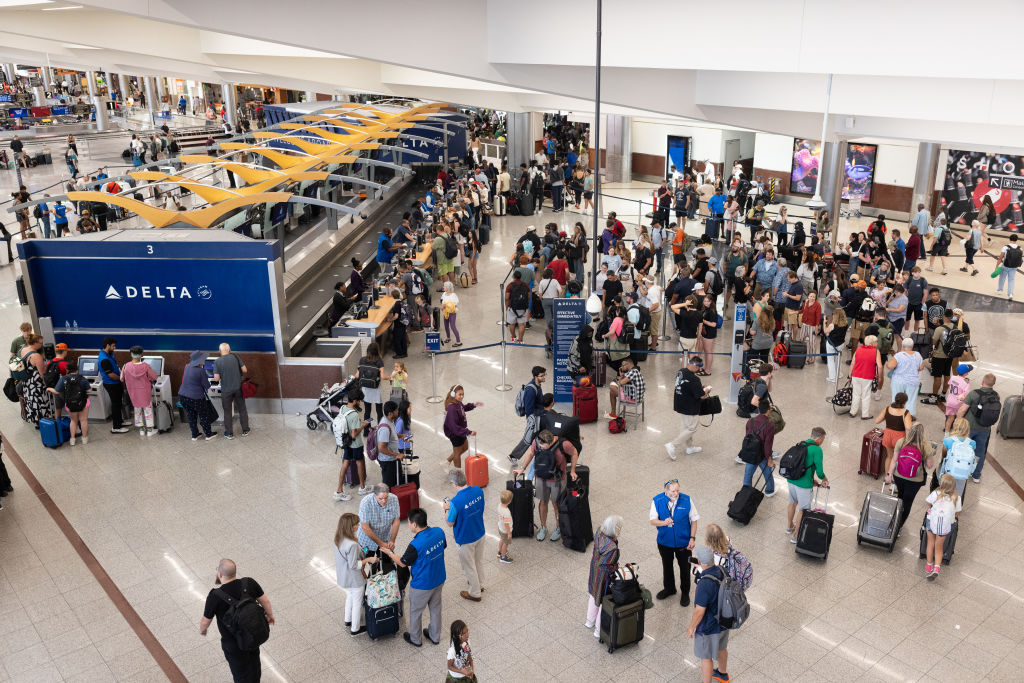 Delta Airlines ofrece 30 mil dólares a pasajeros del avión que se accidentó en Toronto 