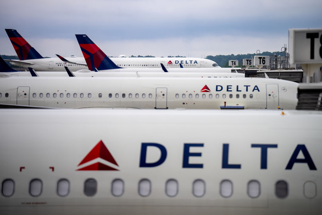 Delta Airlines ofrece 30 mil dólares a pasajeros del avión que se accidentó en Toronto 