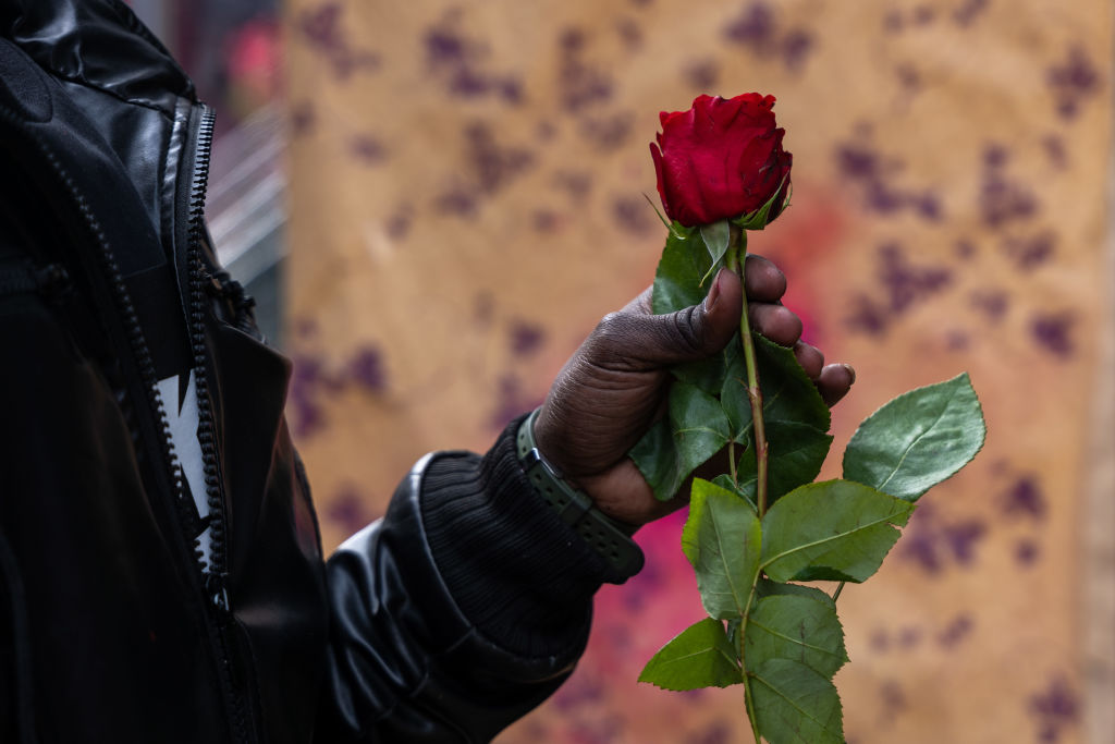 San Valentín: Dónde comprar Flores, poemas, canciones para dedicar y más  