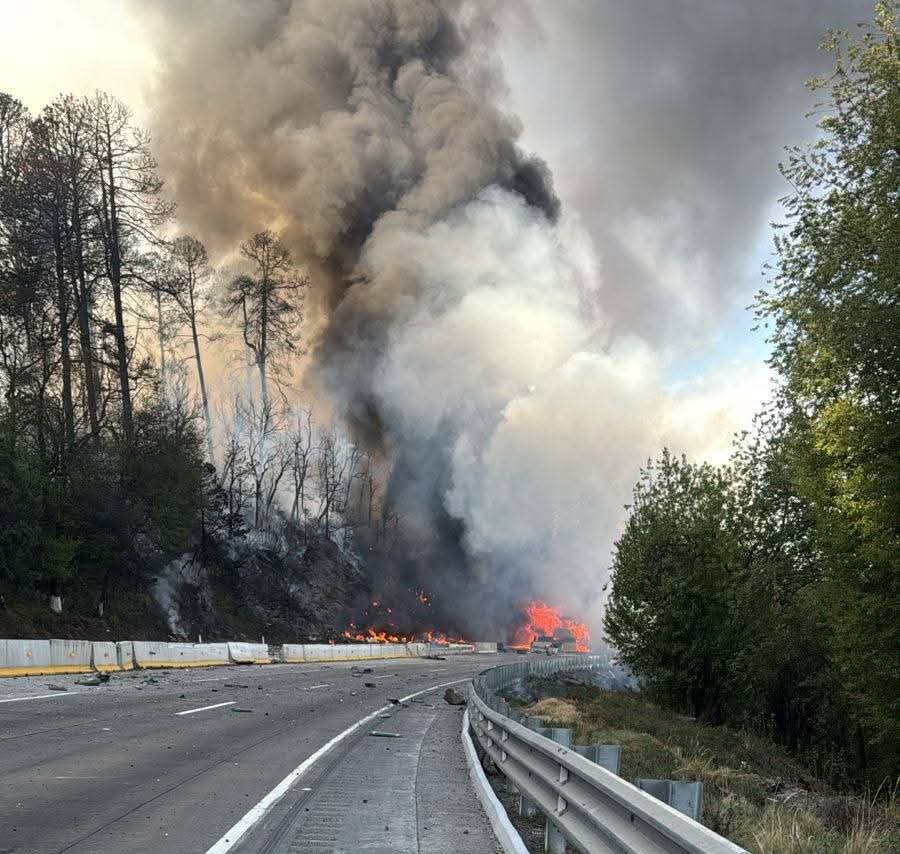 Pipa de gas explota en la autopista México-Puebla