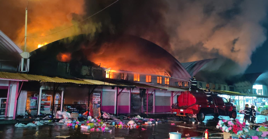 Incendio en Central de Abastos de CDMX consume naves de flores y hortalizas