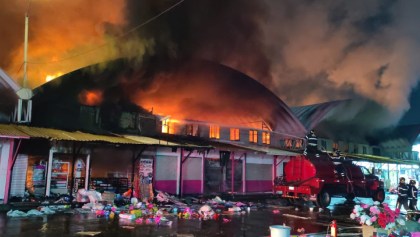 Incendio en Central de Abastos de CDMX consume naves de flores y hortalizas