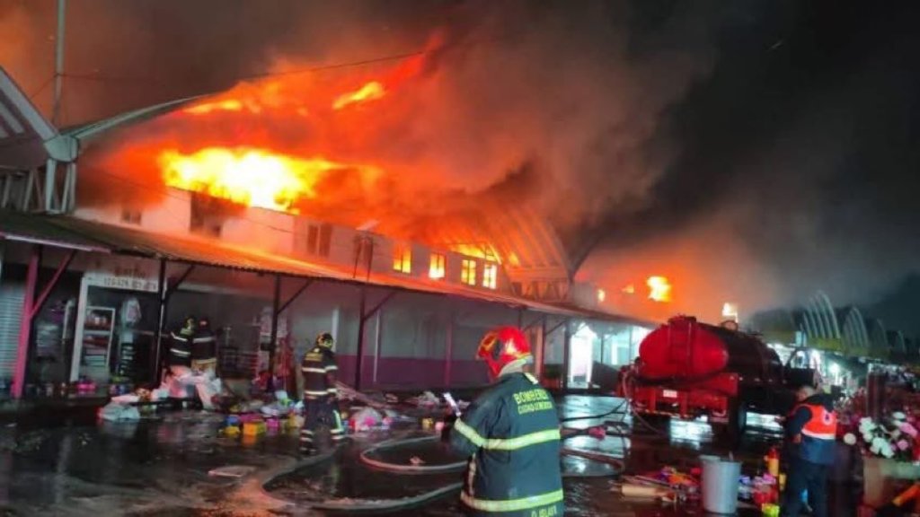 Incendio en Central de Abastos de CDMX consume naves de flores y hortalizas