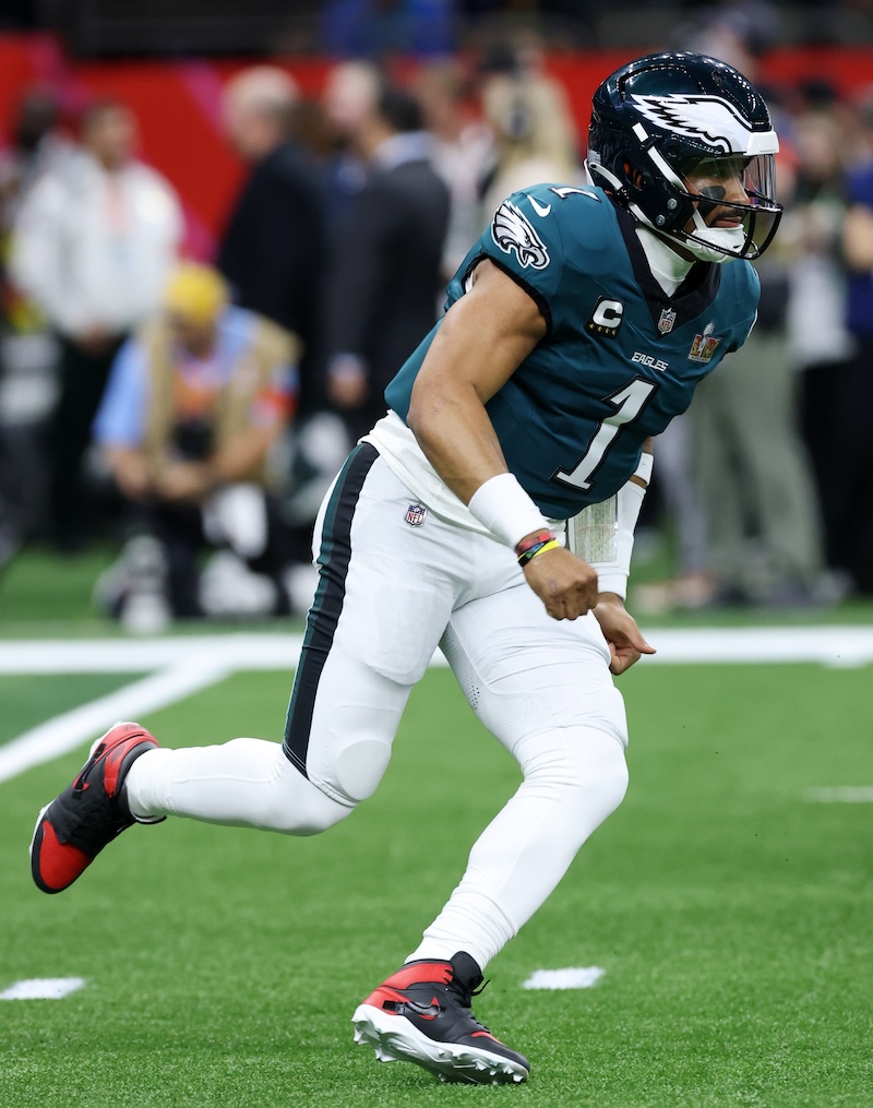 Jalen Hurts y sus Air Jordan 1 en el Super Bowl 2025.