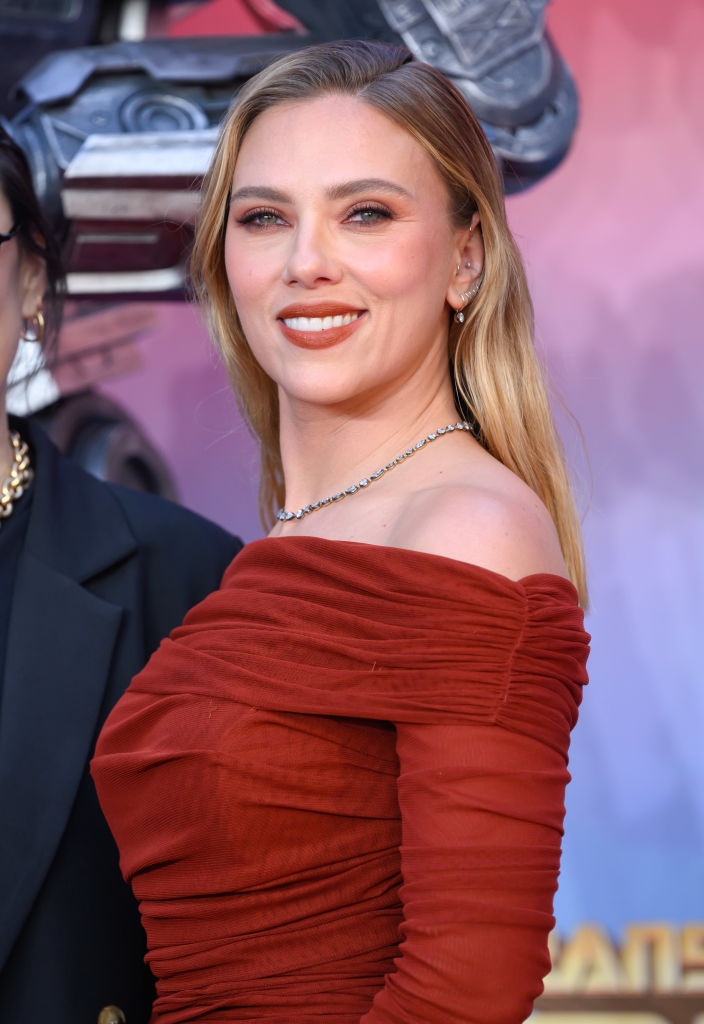 Scarlett Johansson critica el vídeo de protesta hecho con IA donde "protesta" contra Kanye West 