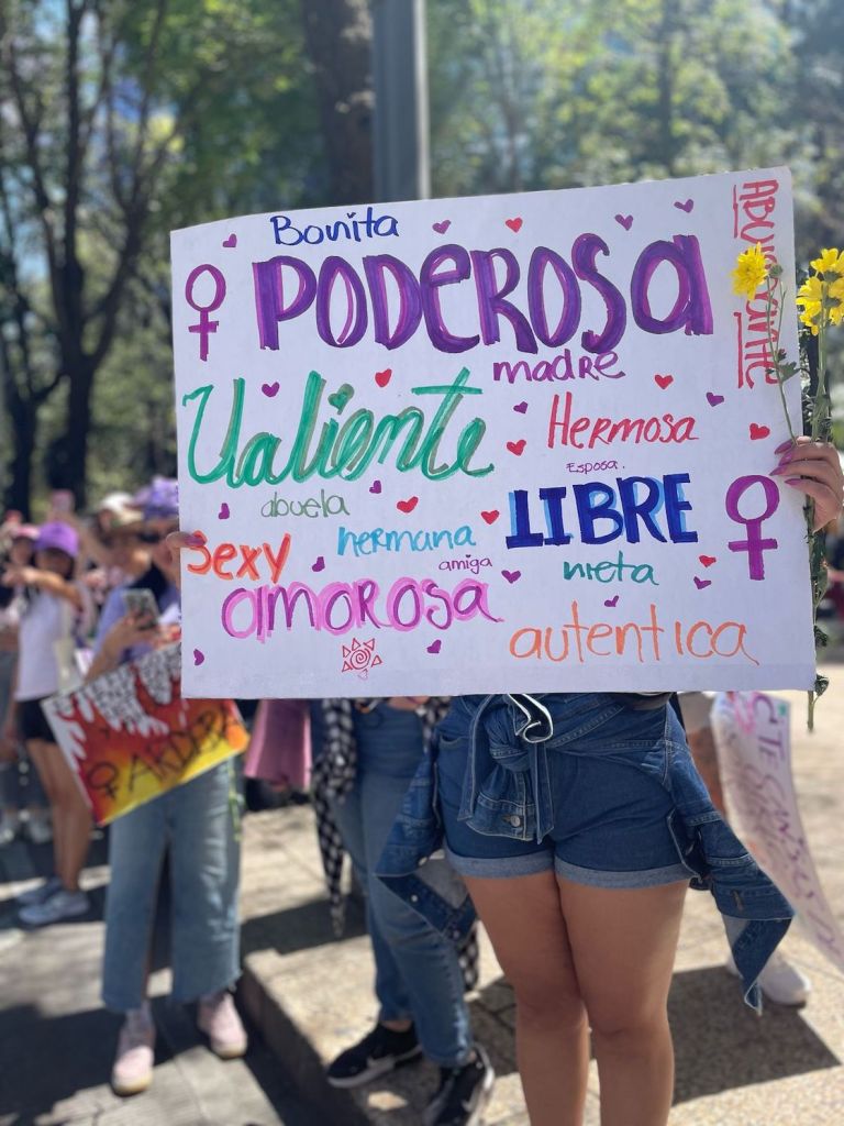 Pancarta en la marcha del 8M este 2025.