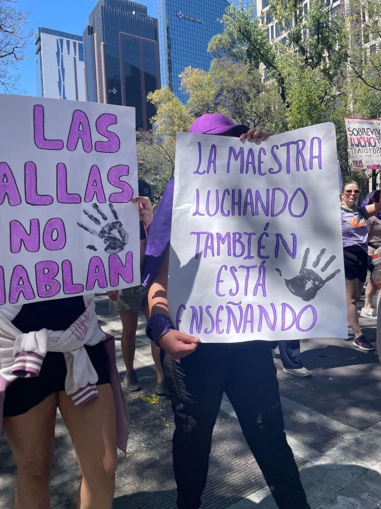 "La maestra luchando también está enseñando".