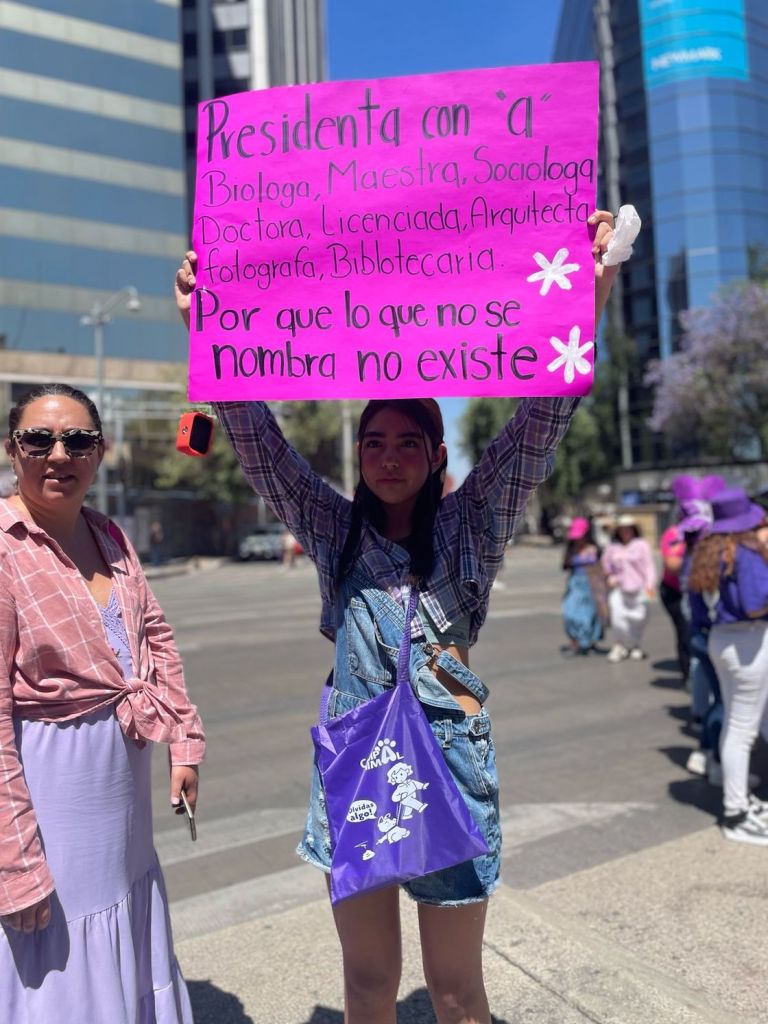 "Presidenta con 'a'. Bióloga, maestra, socióloga, doctora, licenciada, arquitecta, fotógrafa, bibliotecaria. Porque lo que no se nombra no existe".