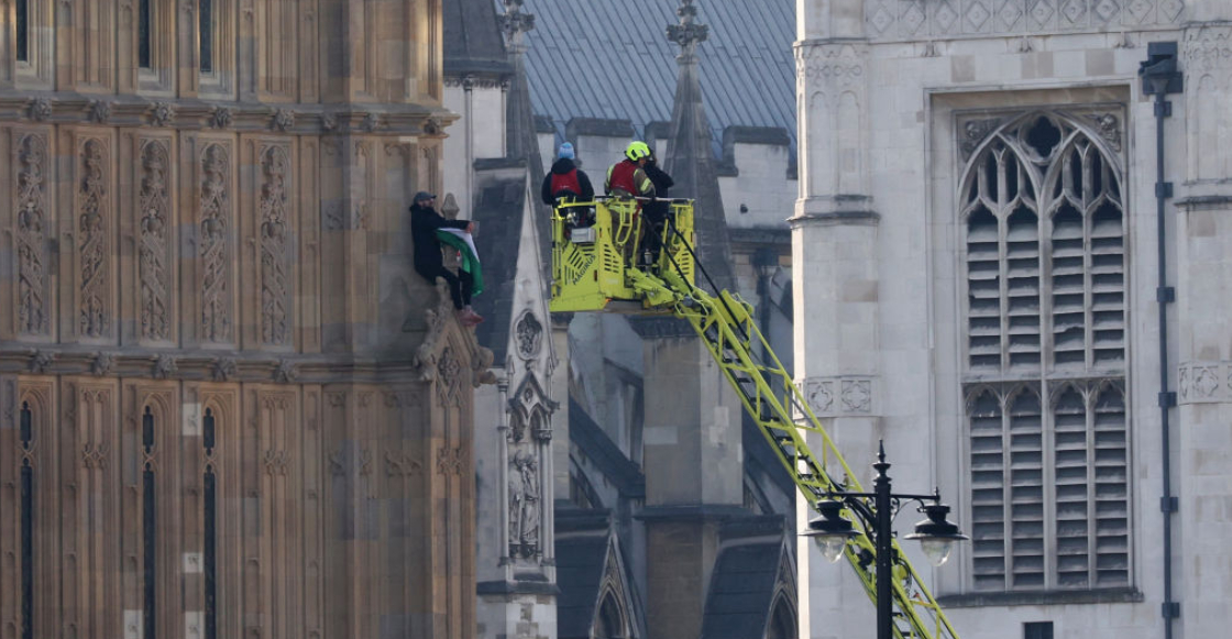 Detienen a hombre que pasó más de 16 horas trepado en el Big Ben con una bandera palestina