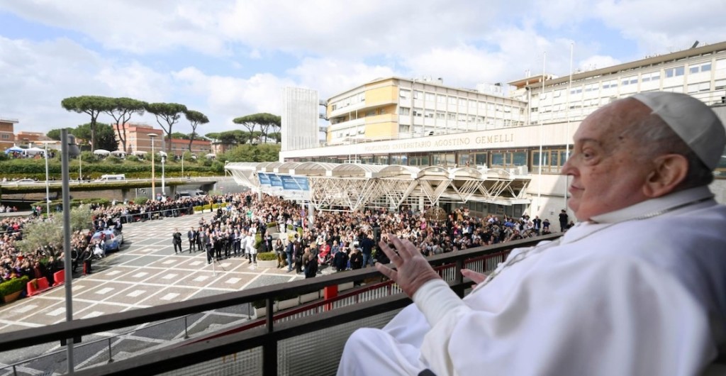 fotos-papa-franciso-aparicion-publica-salir-hospital-2