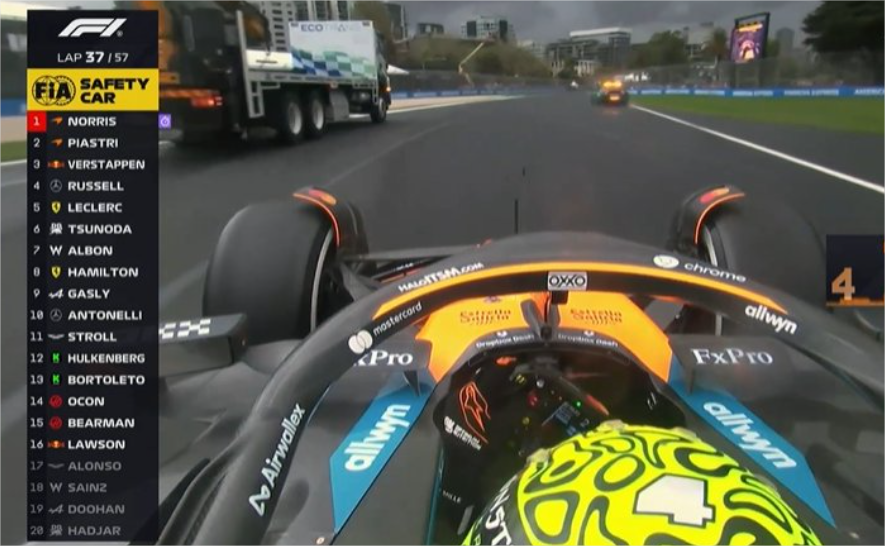 Lando Norris al lado de la grúa