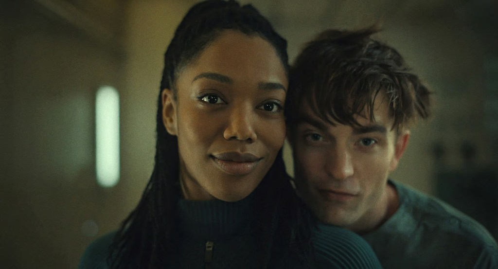 Naomi Ackie y Robert Pattinson en 'Mickey 17' 