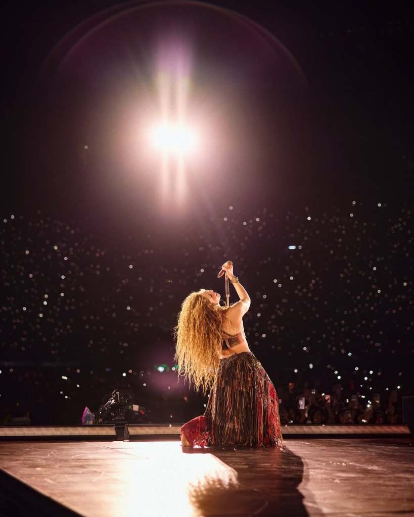 shakira en concierto en la gira las mujeres ya no lloran 2025 por latinoamérica