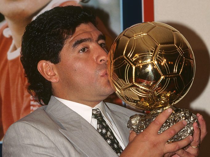 Diego Armando Maradona con un Balón de Oro honorífico