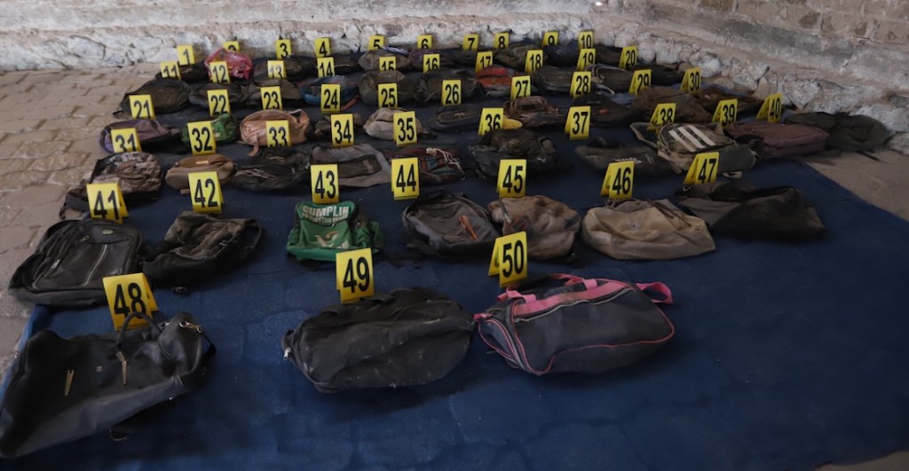 500 zapatos, mochilas y ropas: Una clave para identificar a desaparecidos en campo de exterminio de Teuchitlán